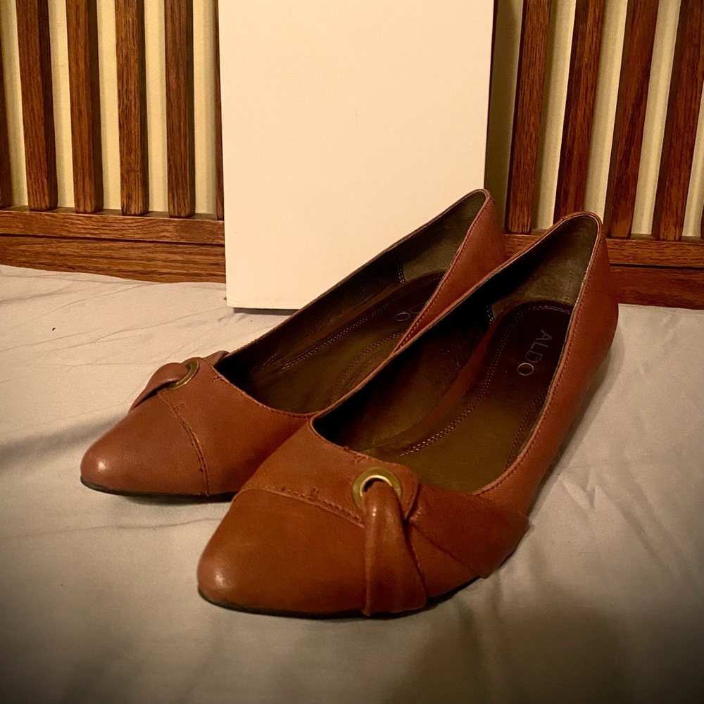 ALDO - Rochlin Tan Small Wedge Flats In Size 39 EU